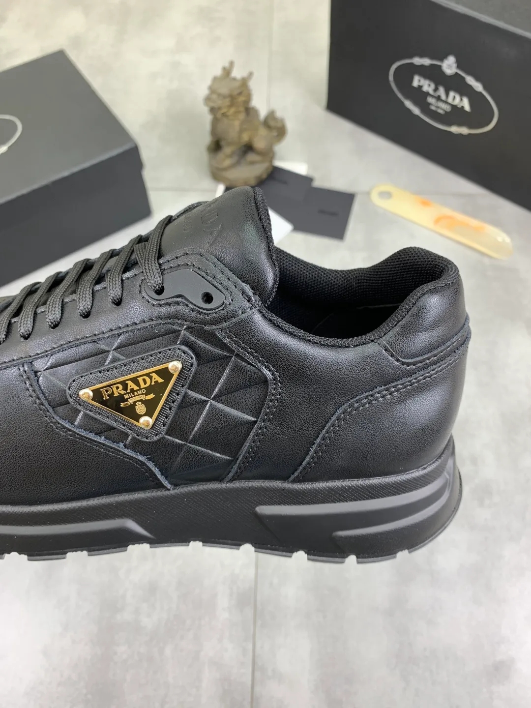 Men's men's shoes 💰P540💰 [New model] popular models are on the official website, 🆘 Trendy brand (Prada) mainly promotes popular models, avant-garde and versatile fashion men's shoes private version mold opening, cowhide surface splicing 1:1 replica... fashionable and simple, original imported cowhide lining cowhide feet; the atmosphere and personality are more fashionable, eye-catching and pursuing class. It will subvert the old idea and be a must-have for fashion trendsetters with you! Must keep it for yourself! Tall and comfortable, large and low, high-end quality workmanship. Code number: 38-44; 2 colors available.